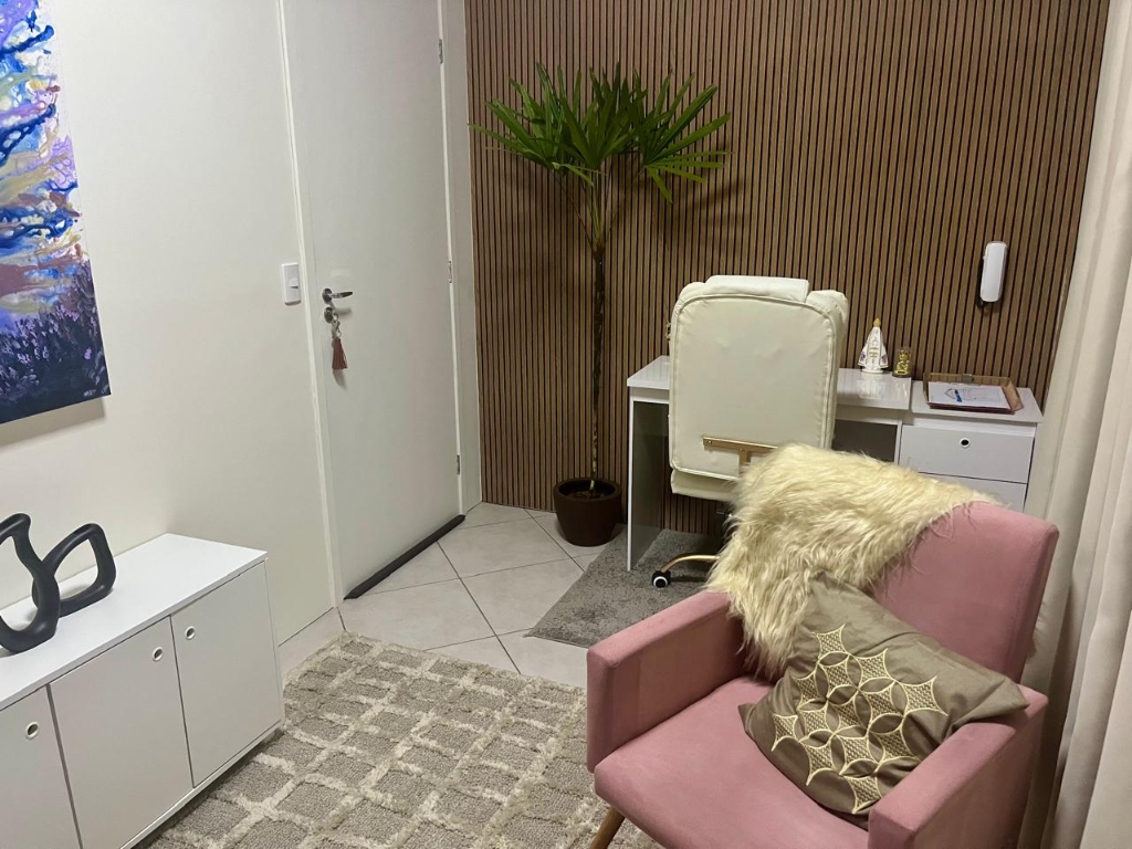 Consultório da psicóloga Juliana Spessot em São Bernardo do Campo – mesa e ambiente de trabalho