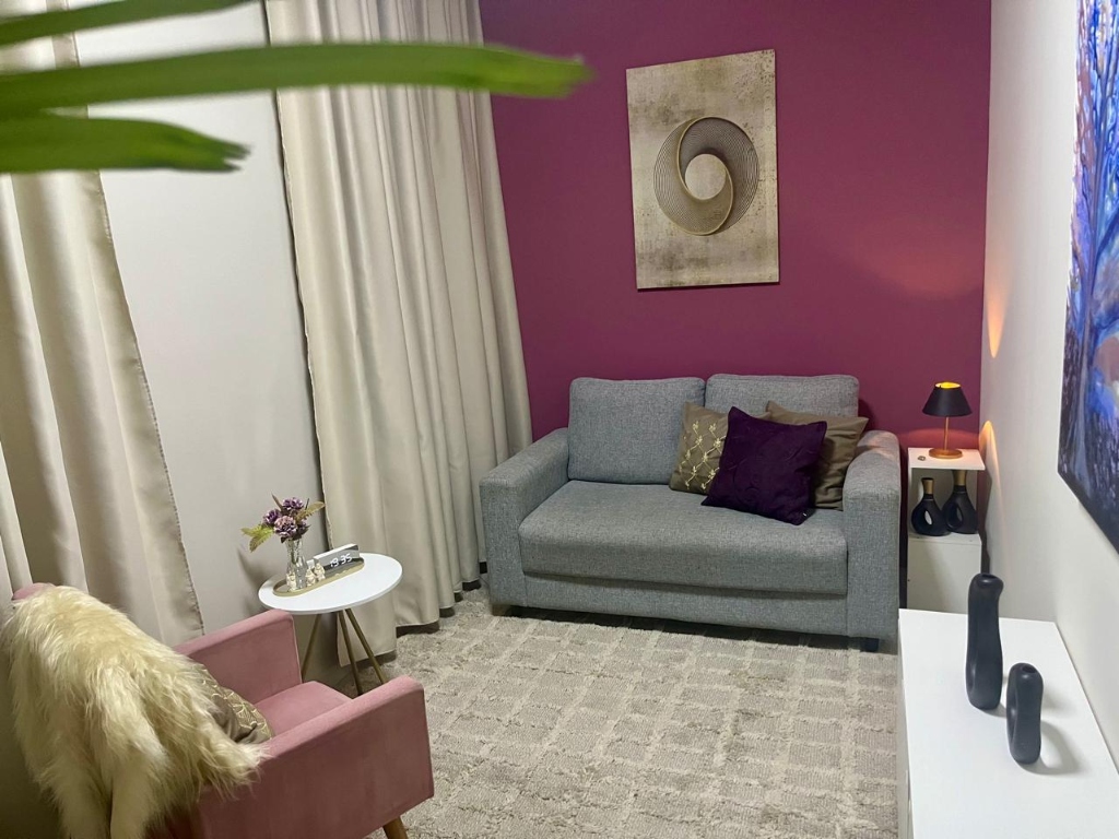 Consultório da psicóloga Juliana Spessot em São Bernardo do Campo – sofá e espaço de acolhimento